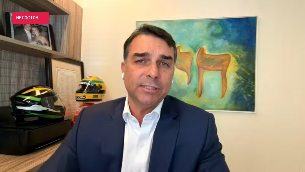 Campanha corrige biografia de Flávio Bolsonaro após UFRJ negar registro de pós