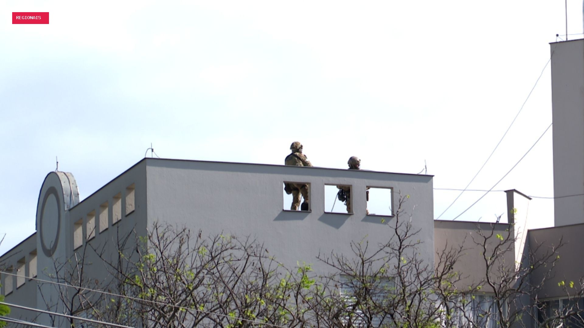 Homem em surto esfaqueia cunhado, invade apartamento vizinho e mantém casal de idosos em cárcere privado no