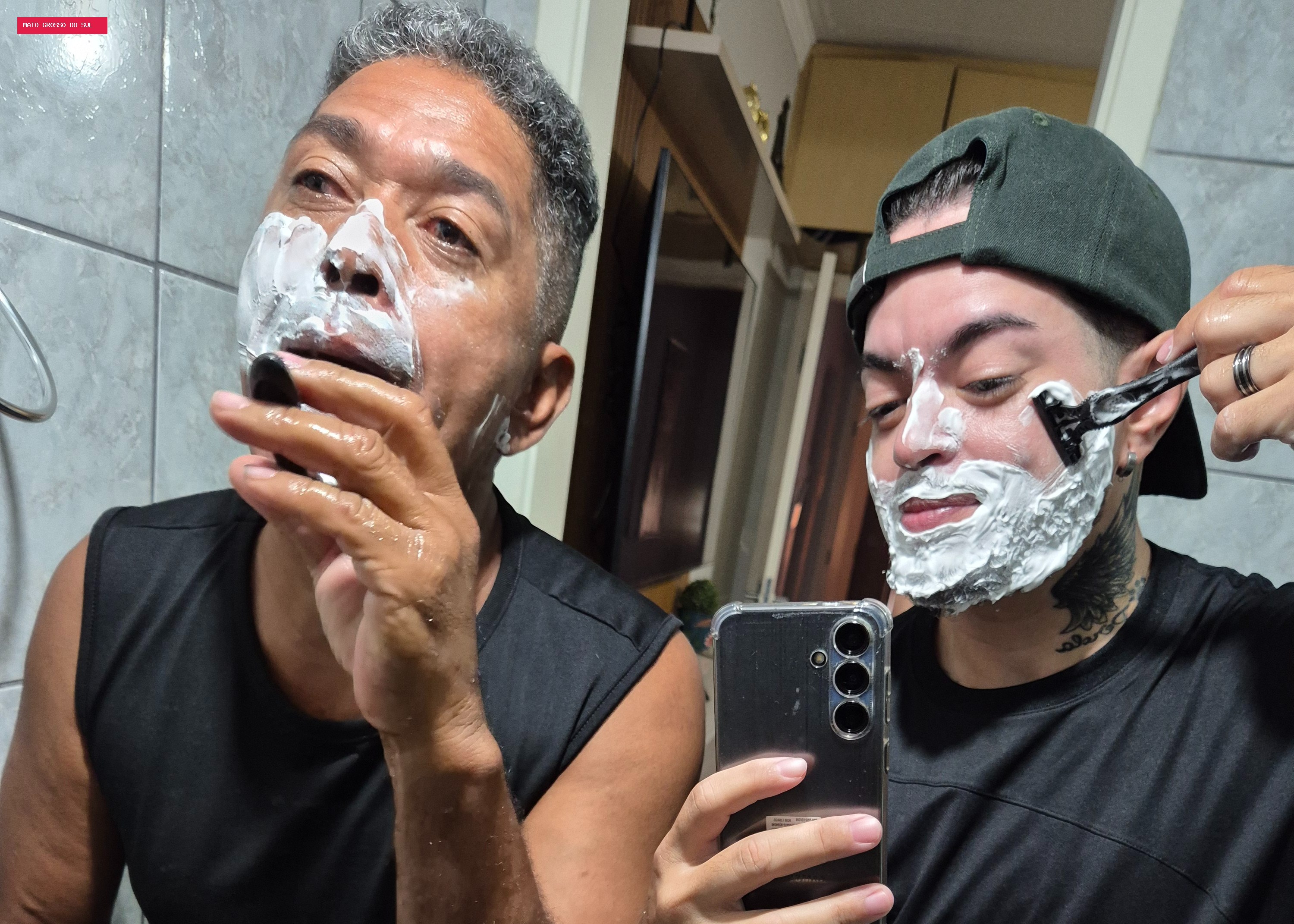 Filho trans mostra felicidade de poder fazer a barba com o pai
