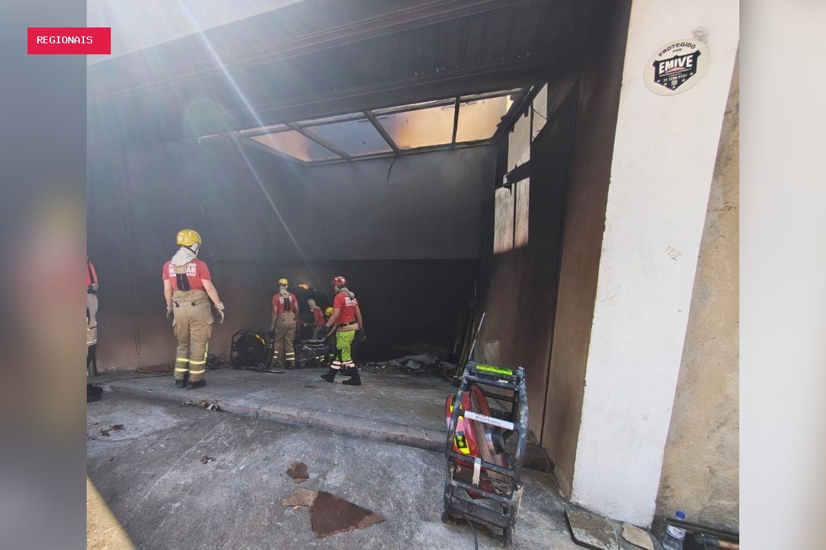 Incêndio em galpão de móveis é combatido há 3 dias pelos bombeiros em BH