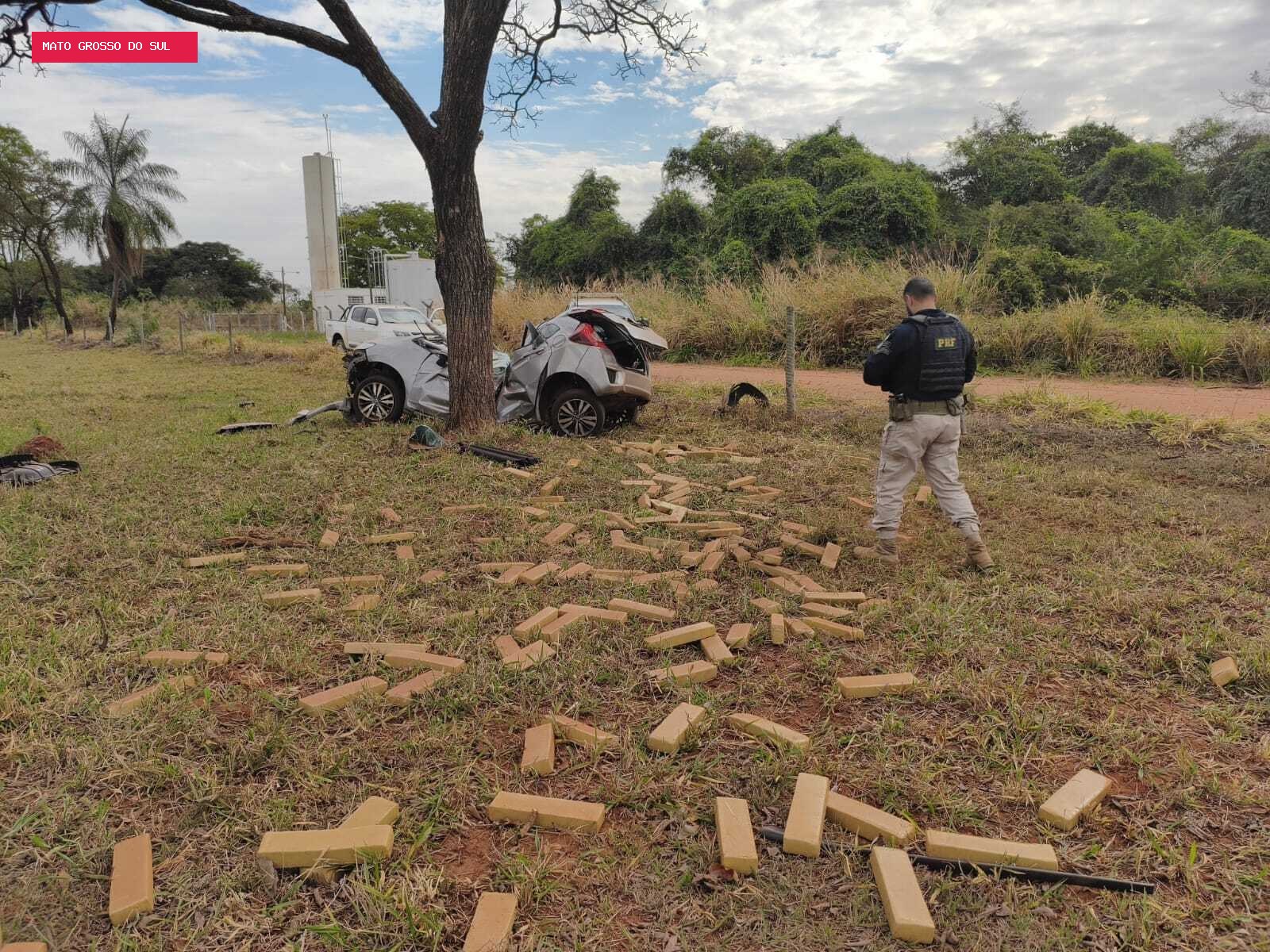 Carro com drogas parte ao meio durante fuga da PRF em Três Lagoas