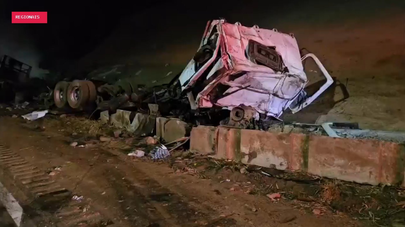 Três homens morrem em acidente envolvendo duas carretas na Grande BH