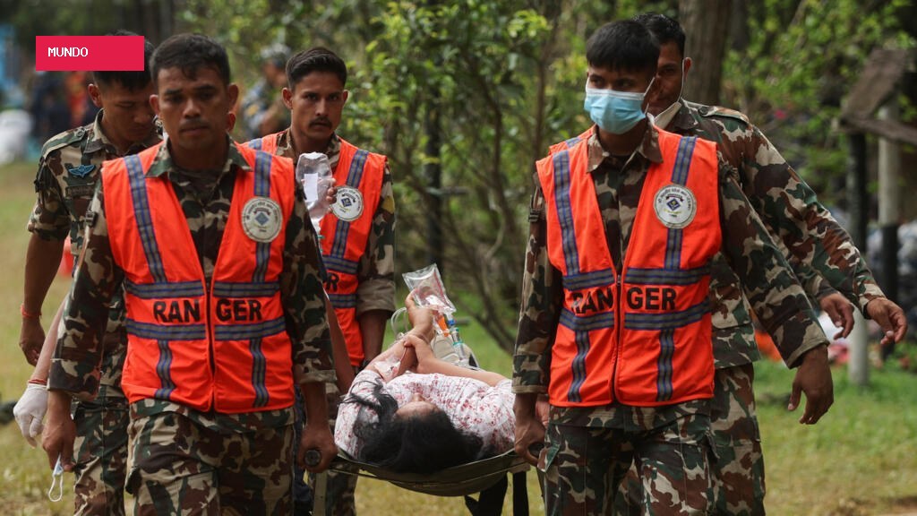 Nepal inicia enterros coletivos de corpos não identificados; número de mortos passa de 900