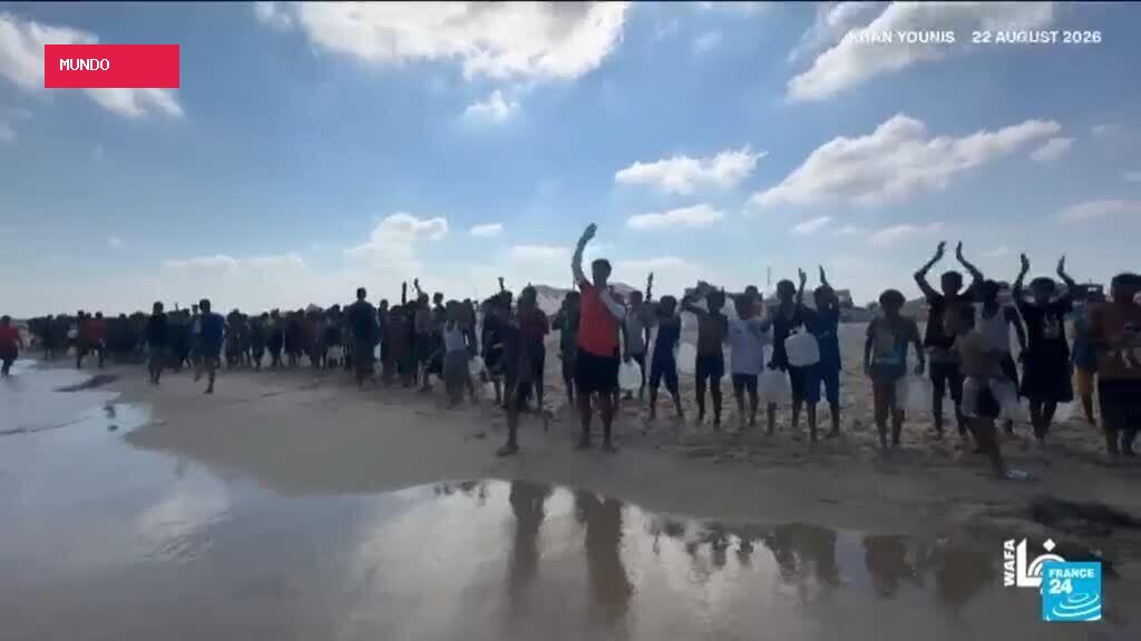 Hundreds of Gaza children join a mass swimming lesson to cope with trauma