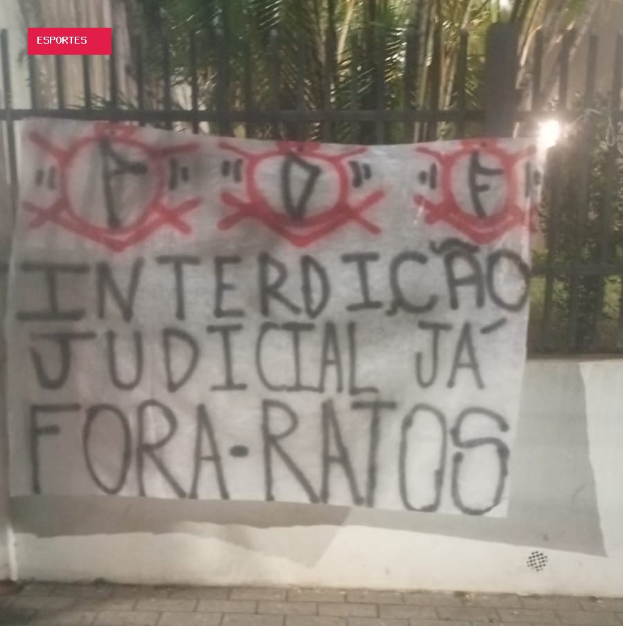Torcedores estendem faixas de protesto na casa do presidente do Corinthians: "Fora, ratos"