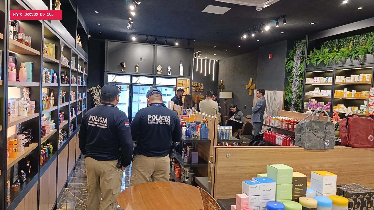 Fiscalização apreende remédios de farmácia ligada a laboratório ilegal