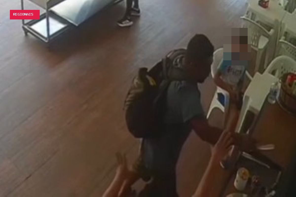 Câmera flagra momento em que homem pega facas para atacar ex-mulher