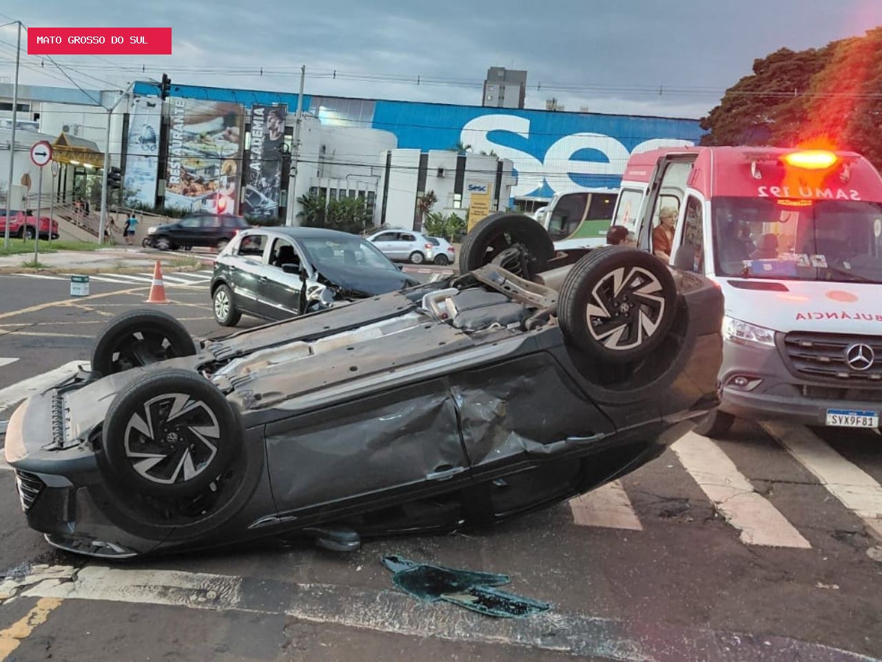 Gestante é socorrida após colisão seguida de capotagem em avenida de Campo Grande
