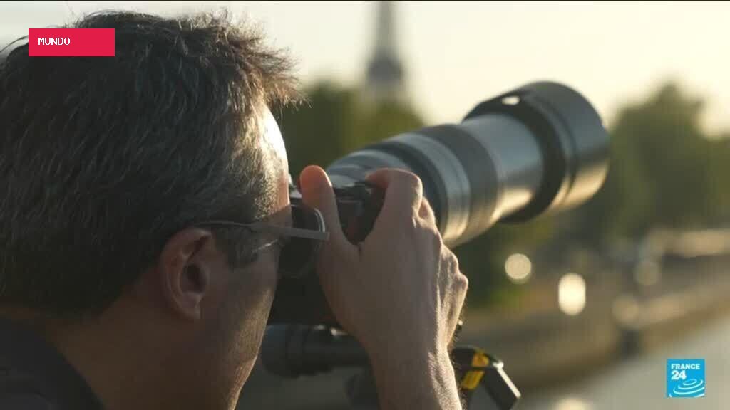 Parisians get ready for the eclipse