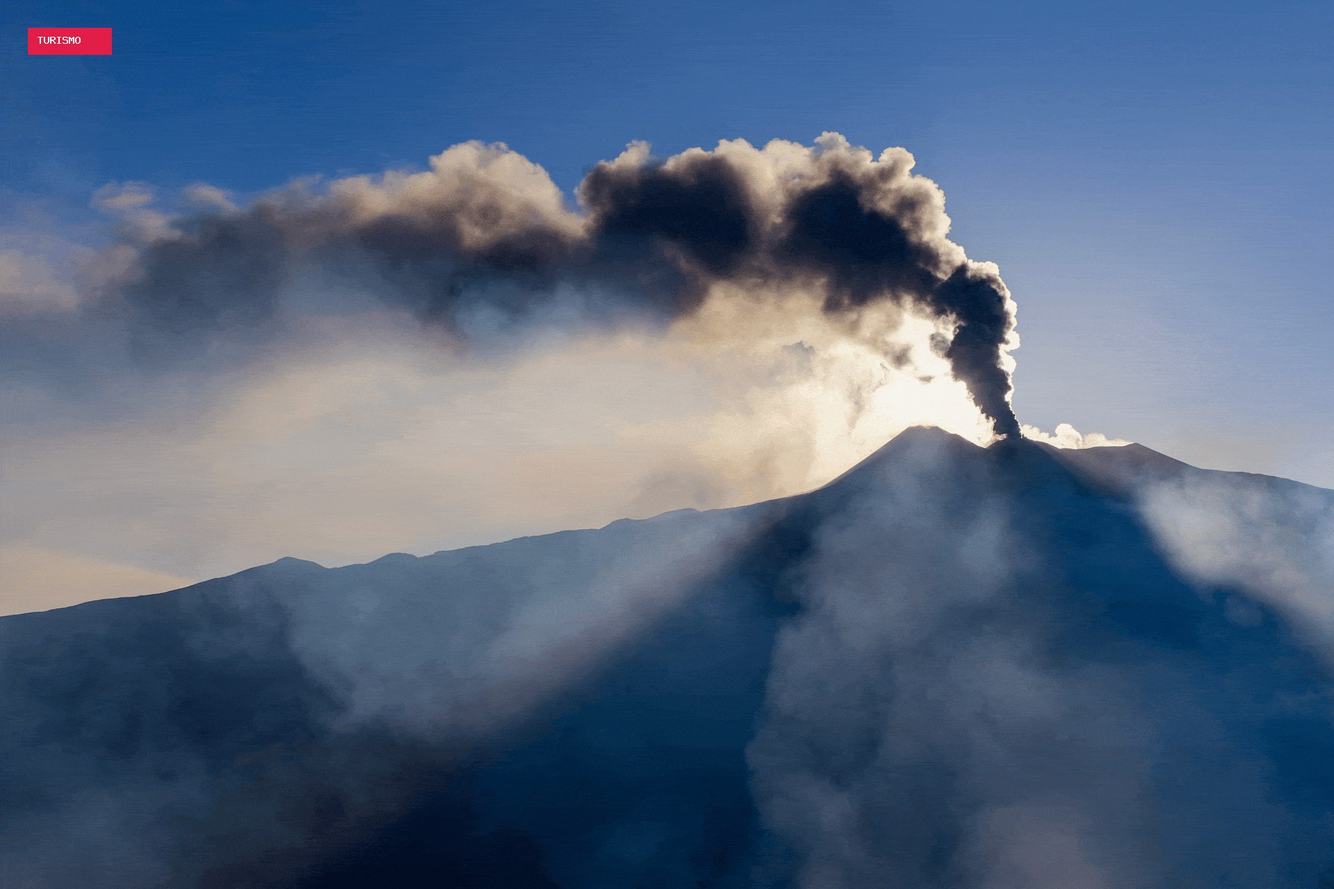 Erupção do Etna atrai multidão de turistas na Itália