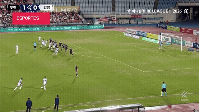 Ex-Cruzeiro faz gol à la Ronaldinho em 2002 e brinca: "Vou falar que o meu também foi por querer"