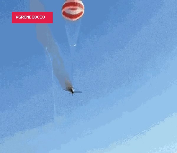 Avião de pequeno porte cai em área rural e lavradores socorrem piloto com vida