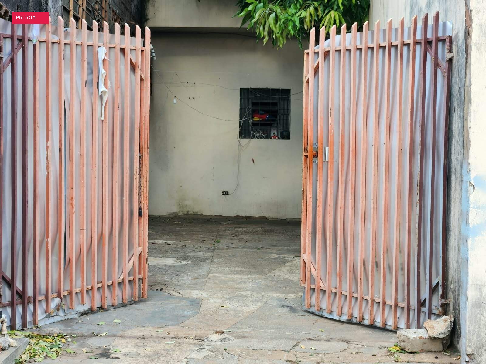 Polícia procura suspeito após mãe encontrar filha morta na sala