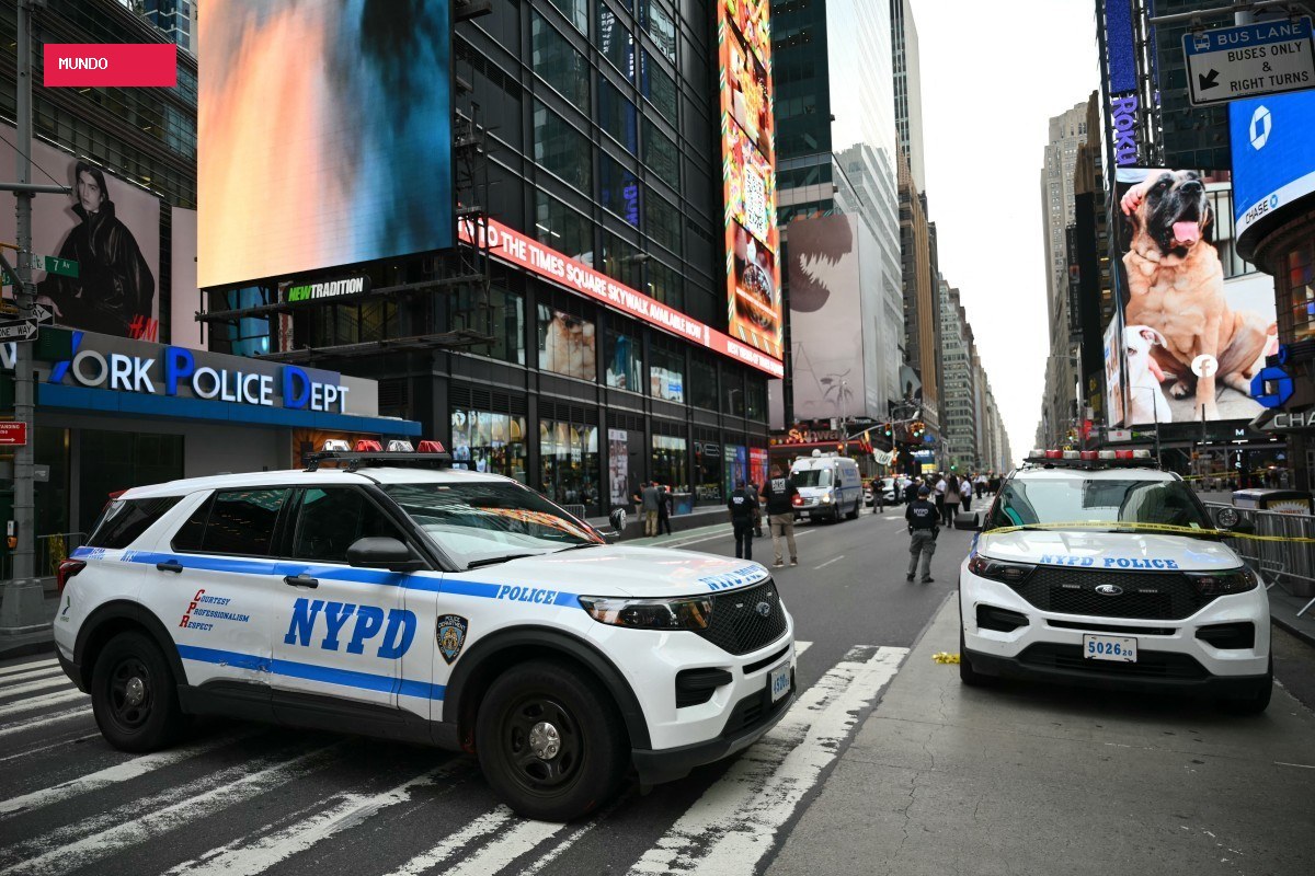 Mulher esfaqueia duas pessoas e é baleada pela polícia na Times Square, em Nova York