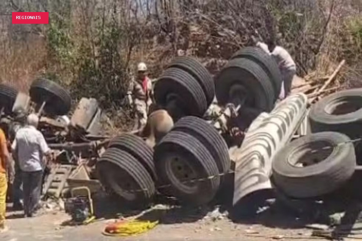 Caminhão carregado de telhas tomba e deixa 3 mortos no Ceará