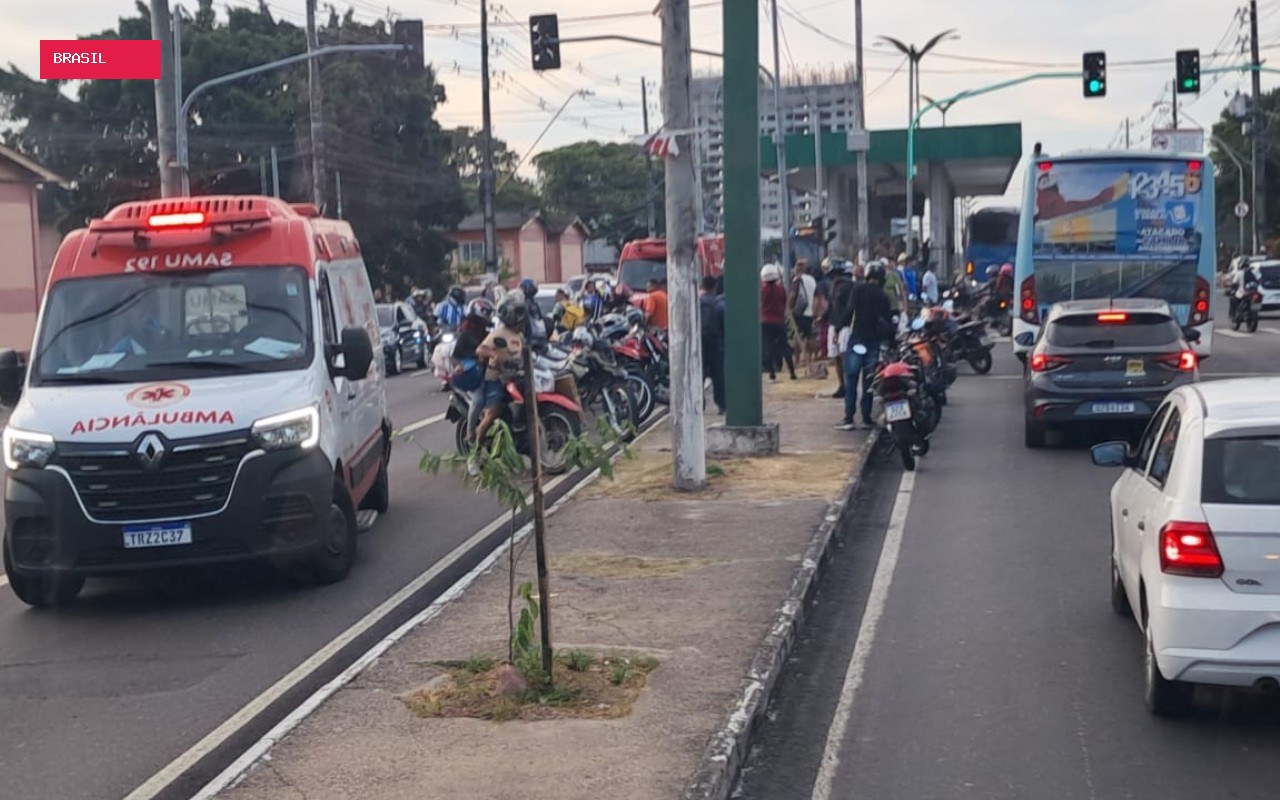 Colisão entre motos deixa feridos na Av. Constantino Nery, em Manaus