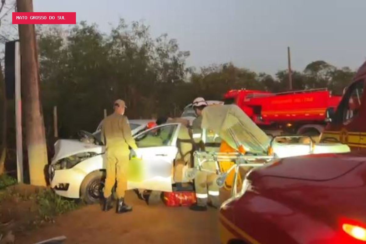 Motorista bate em poste e é resgatada pelo porta-malas em Campo Grande