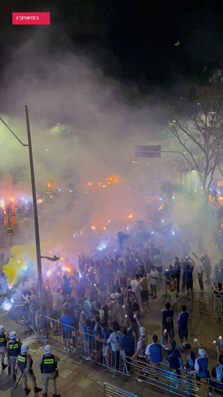 Com grande festa, torcida do Cruzeiro recepciona time na chegada ao Mineirão