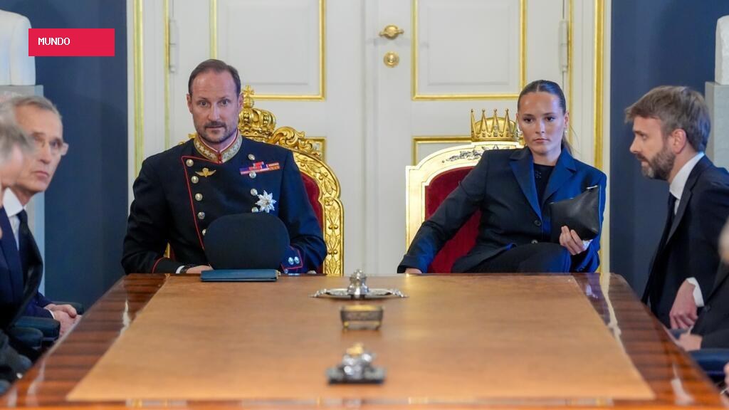 Haakon VIII assume trono da Noruega em meio a escândalos que abalam a monarquia