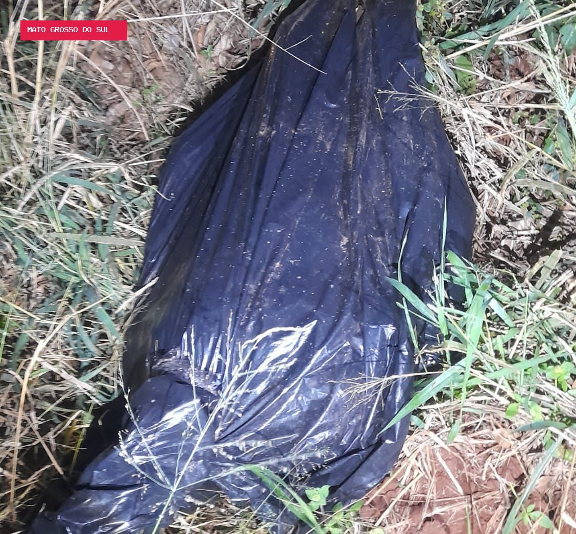 Corpo enrolado em lona preta é encontrado em mata
