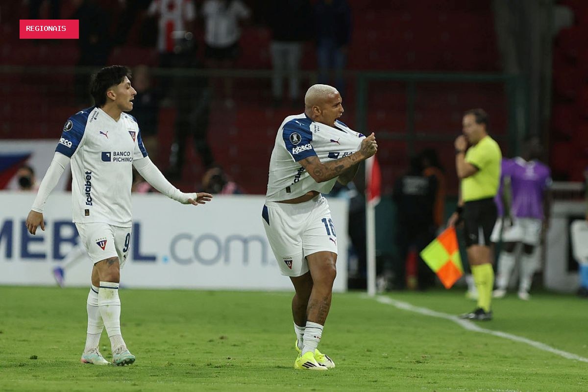 Deyverson causa confusão em jogo no Equador e recebe cartão amarelo