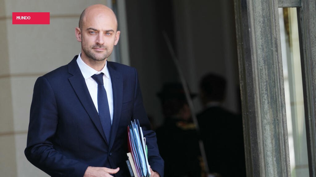 France to expel two Iranian diplomats as arrests row heightens