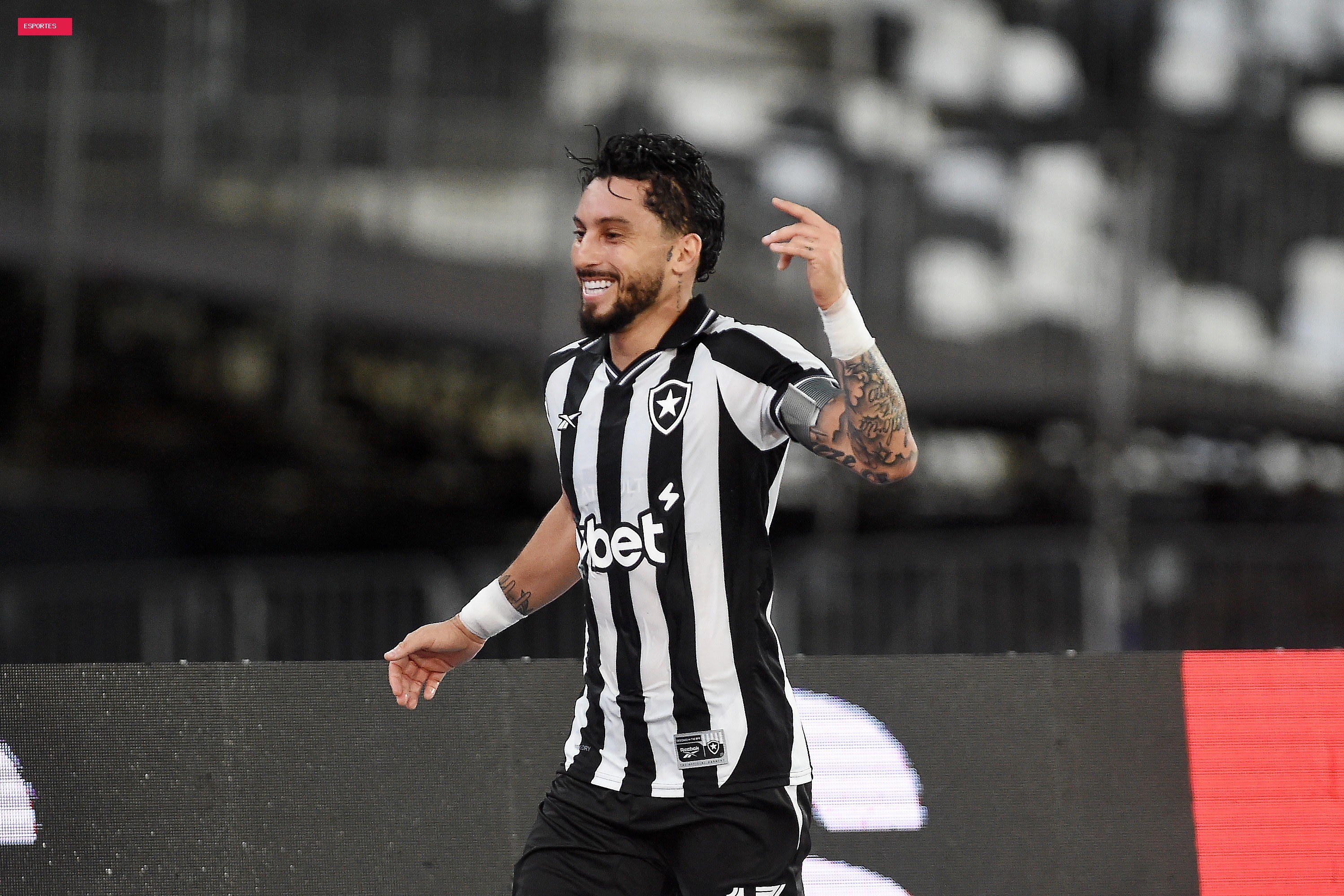 Botafogo anuncia renovação de contrato de Alex Telles