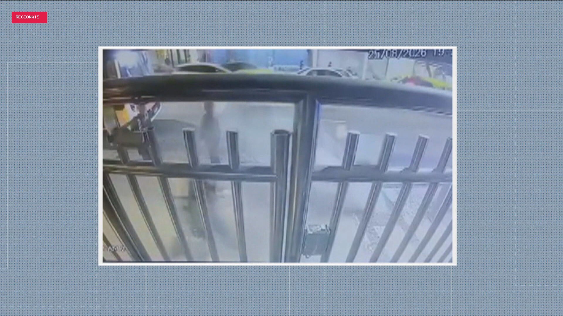 Poste desaba e fere mulher e criança em Copacabana, na Zona Sul do Rio