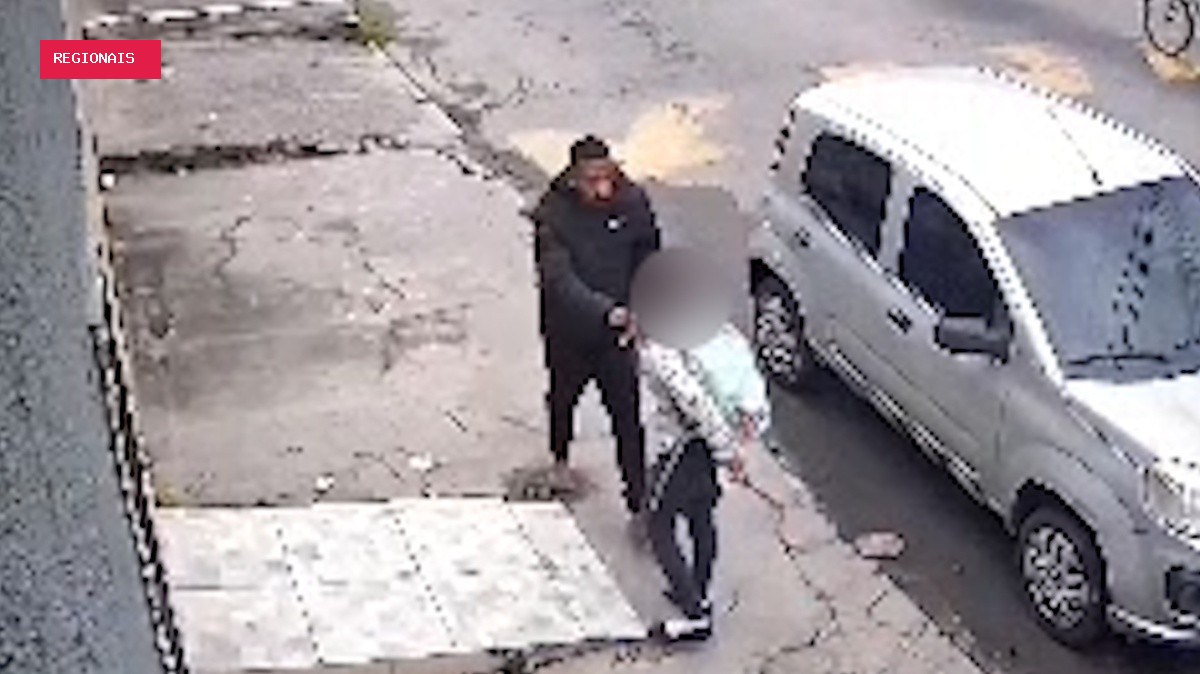Menina suplica a ladrão para não ter celular roubado em Caxias