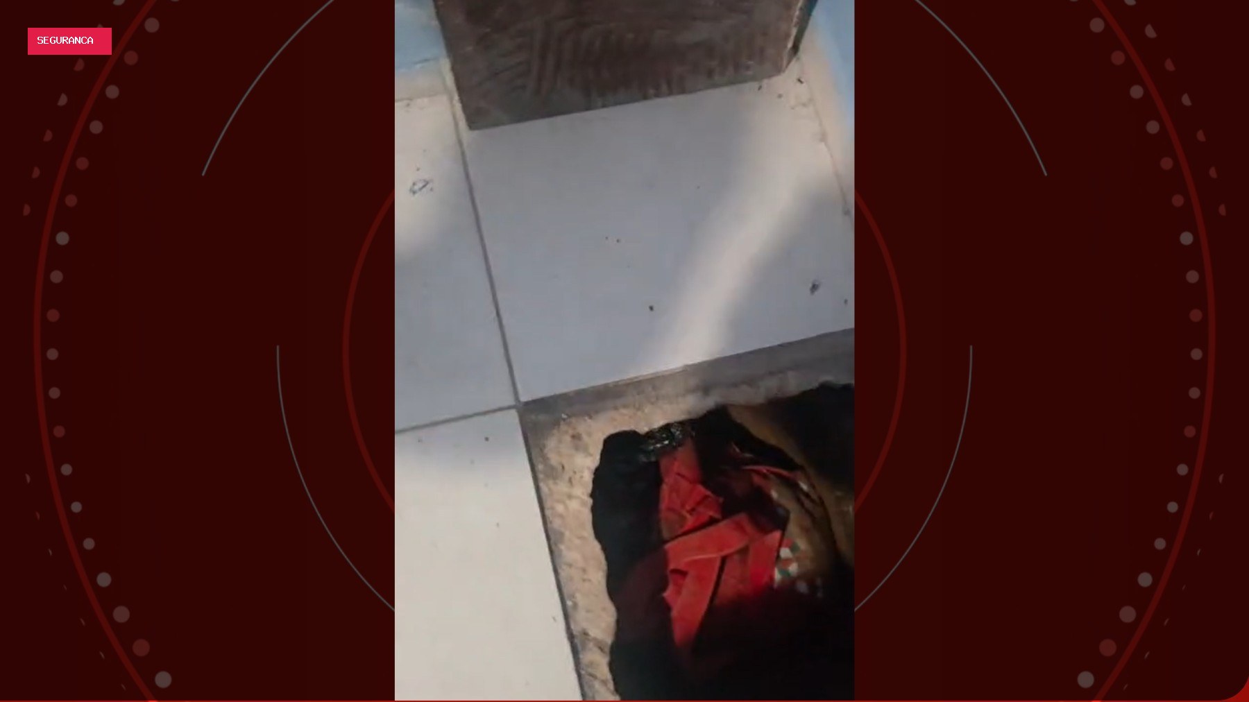 Polícia sente piso solto embaixo de cama e encontra drogas escondidas em fundo falso no chão de casa, no