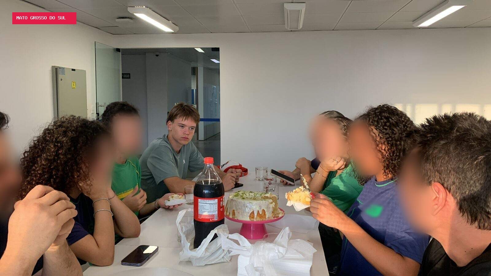 Finlandês vira atração em escola e incentiva colegas a estudar idioma