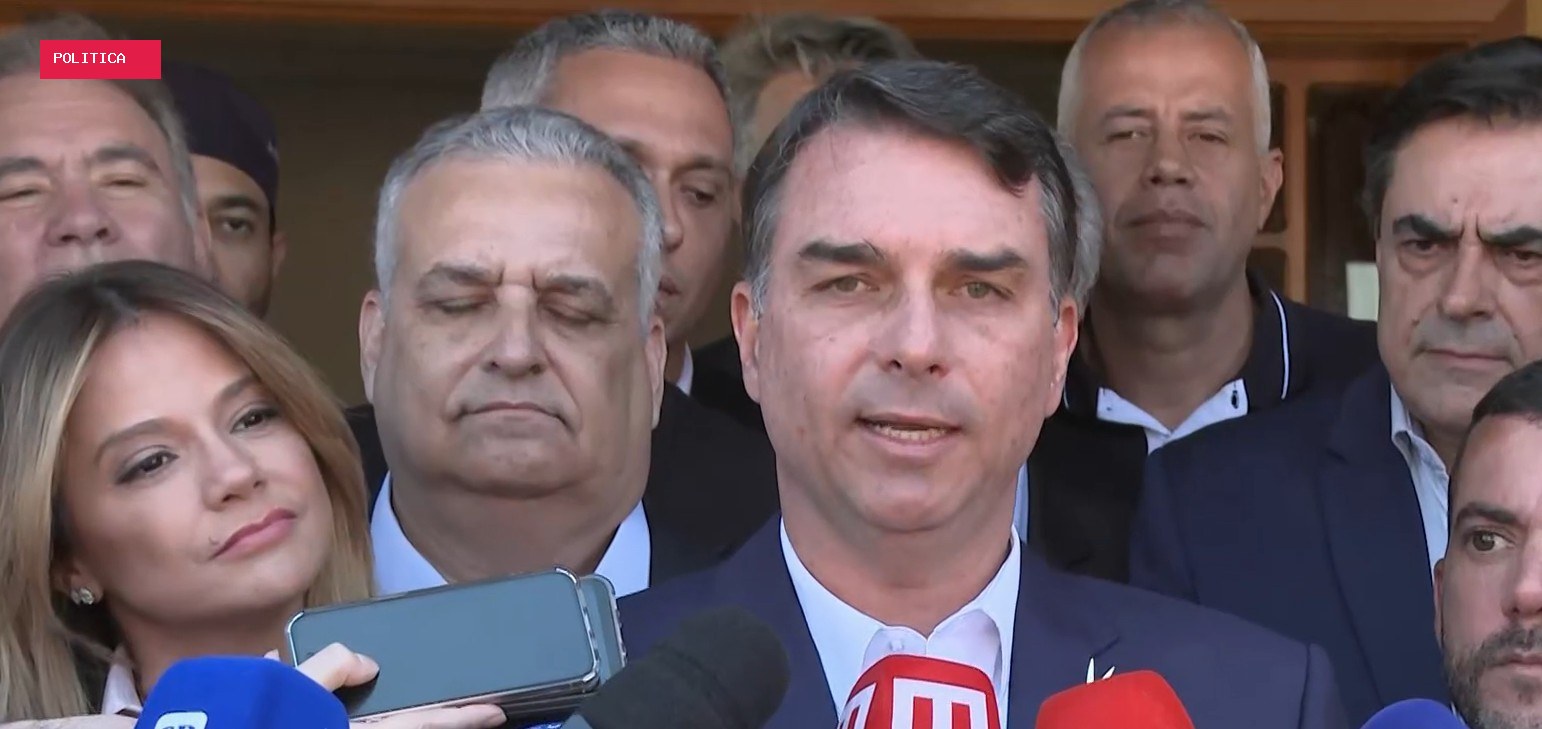 Antes de se encontrarem em gravação, Flávio Bolsonaro elogia Michelle e diz que ela terá acesso direto à