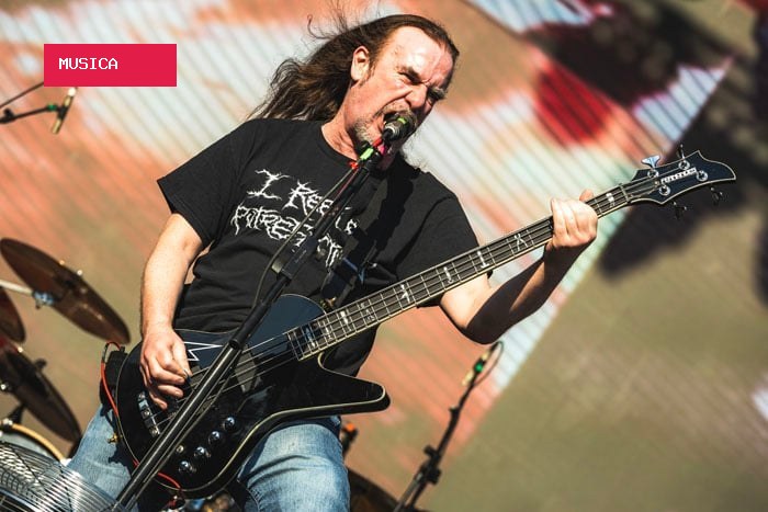 Como Jeff Walker acabou se tornando vocalista principal do Carcass