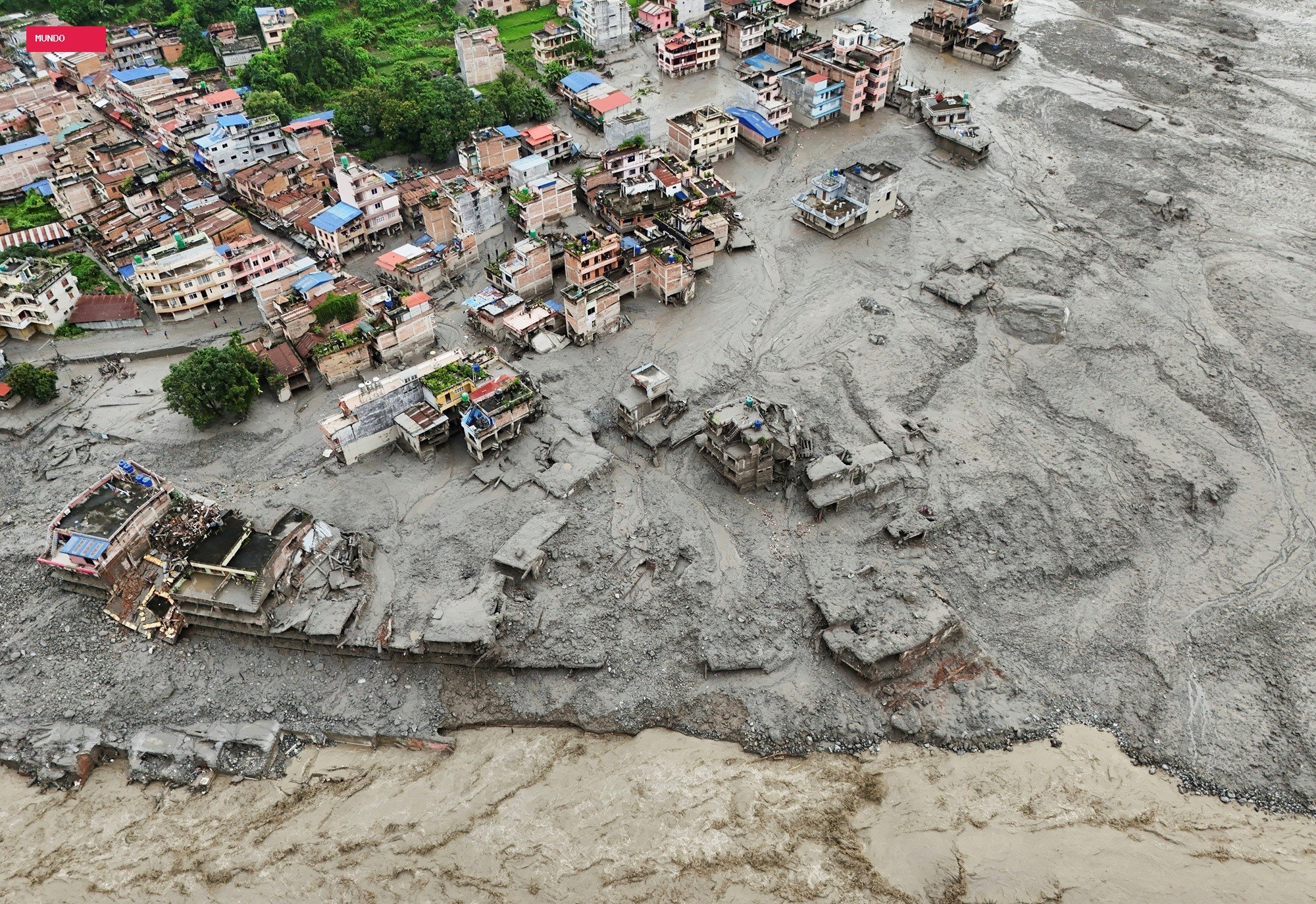 VÍDEOS mostram forças de segurança do Nepal resgatando pessoas em meio à lama
