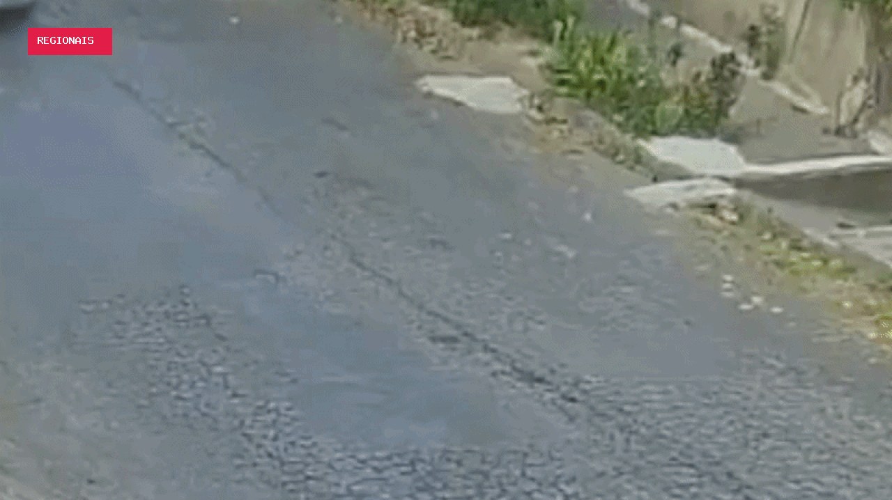 Carro perde força ao subir rua, volta de ré e bate contra outro veículo em BH