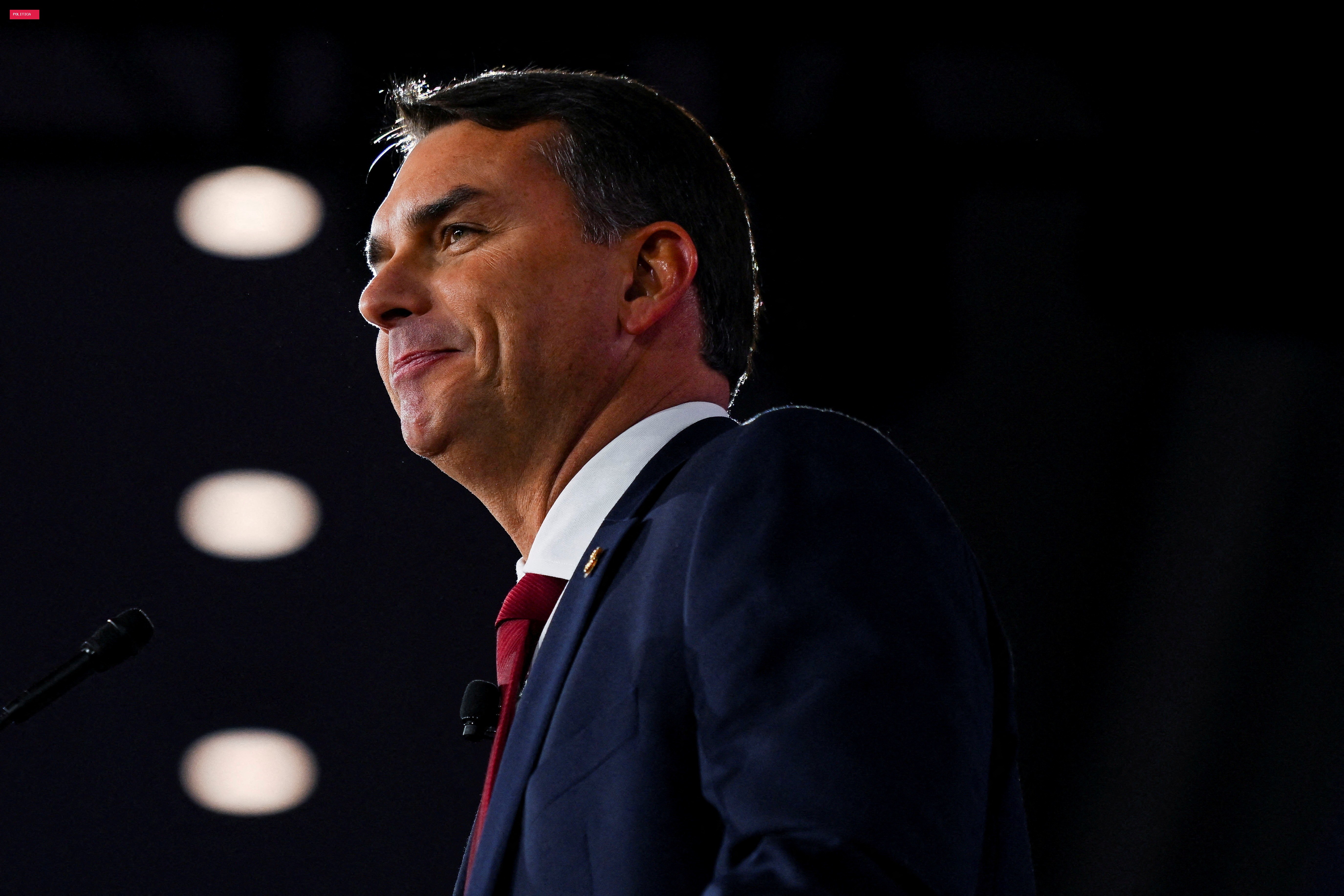 Páginas oficiais de Flávio Bolsonaro incluem curso de pós-graduação que ele não fez; campanha diz que houve
