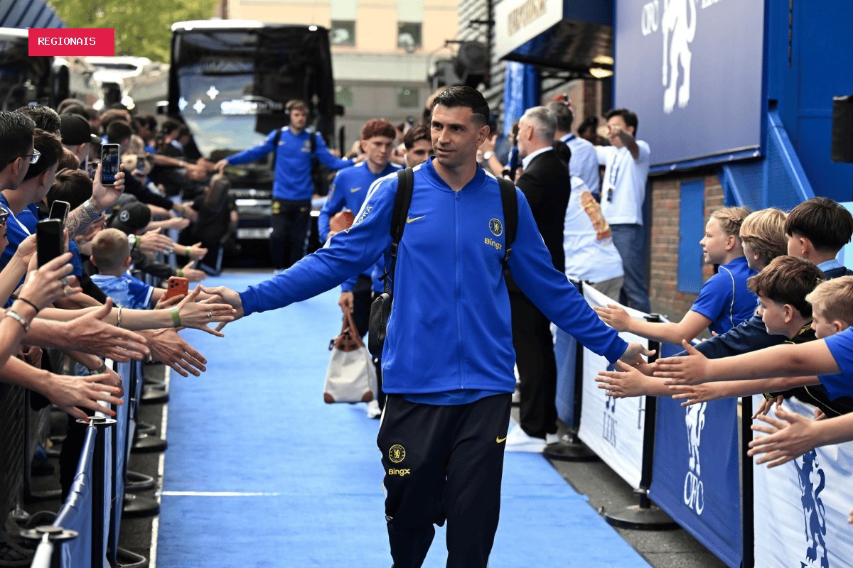 Dibu Martínez é anunciado pelo Chelsea e estreia diante do Brighton