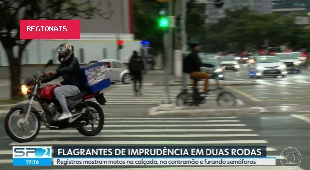 Motociclistas são flagrados furando sinais e circulando na contramão em SP; nem todos os radares conseguem
