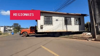 Casa é transportada inteira e 'estacionada' em novo terreno no Paraná