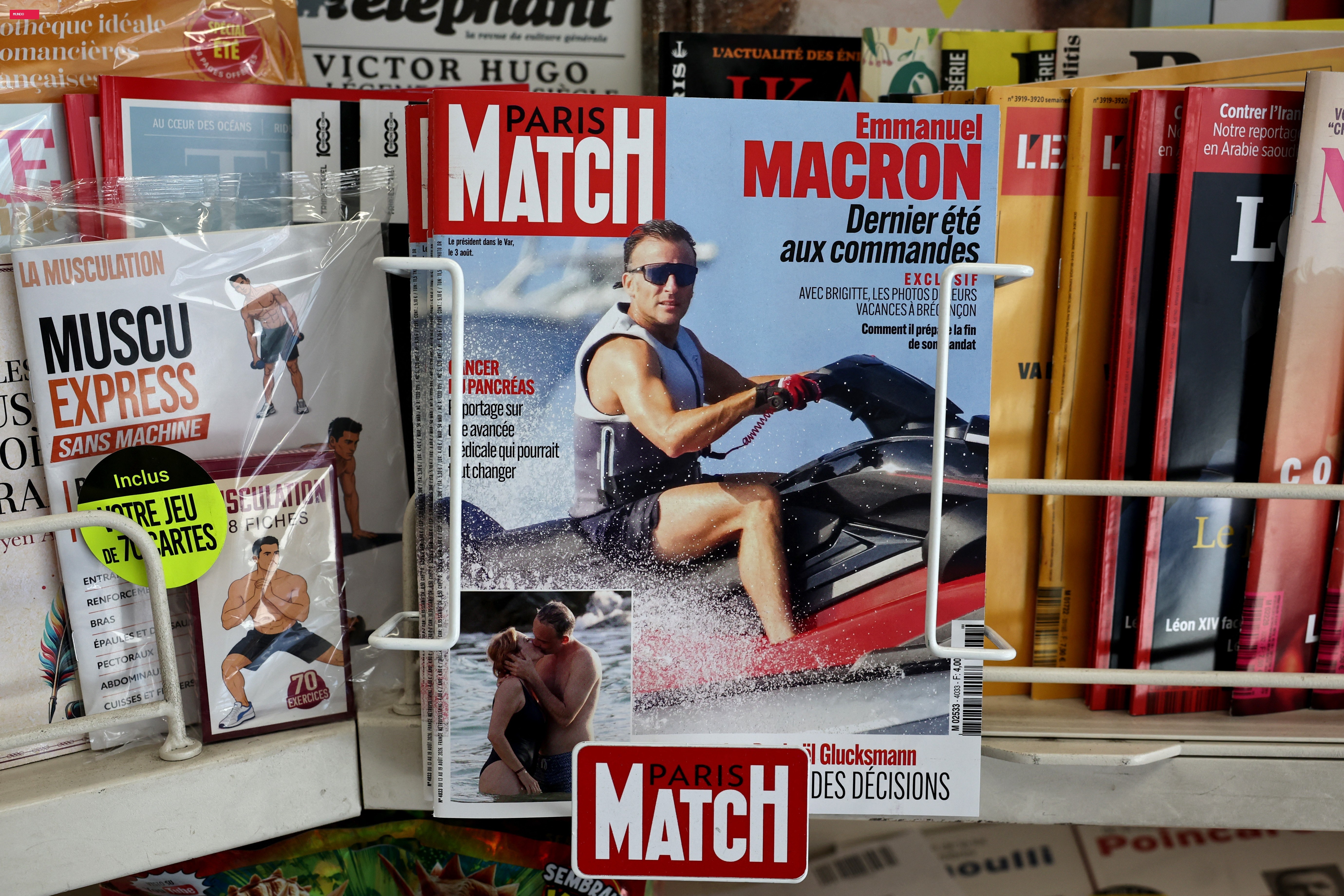 Macron é criticado por foto em jet ski em meio a onda de calor e incêndios na França