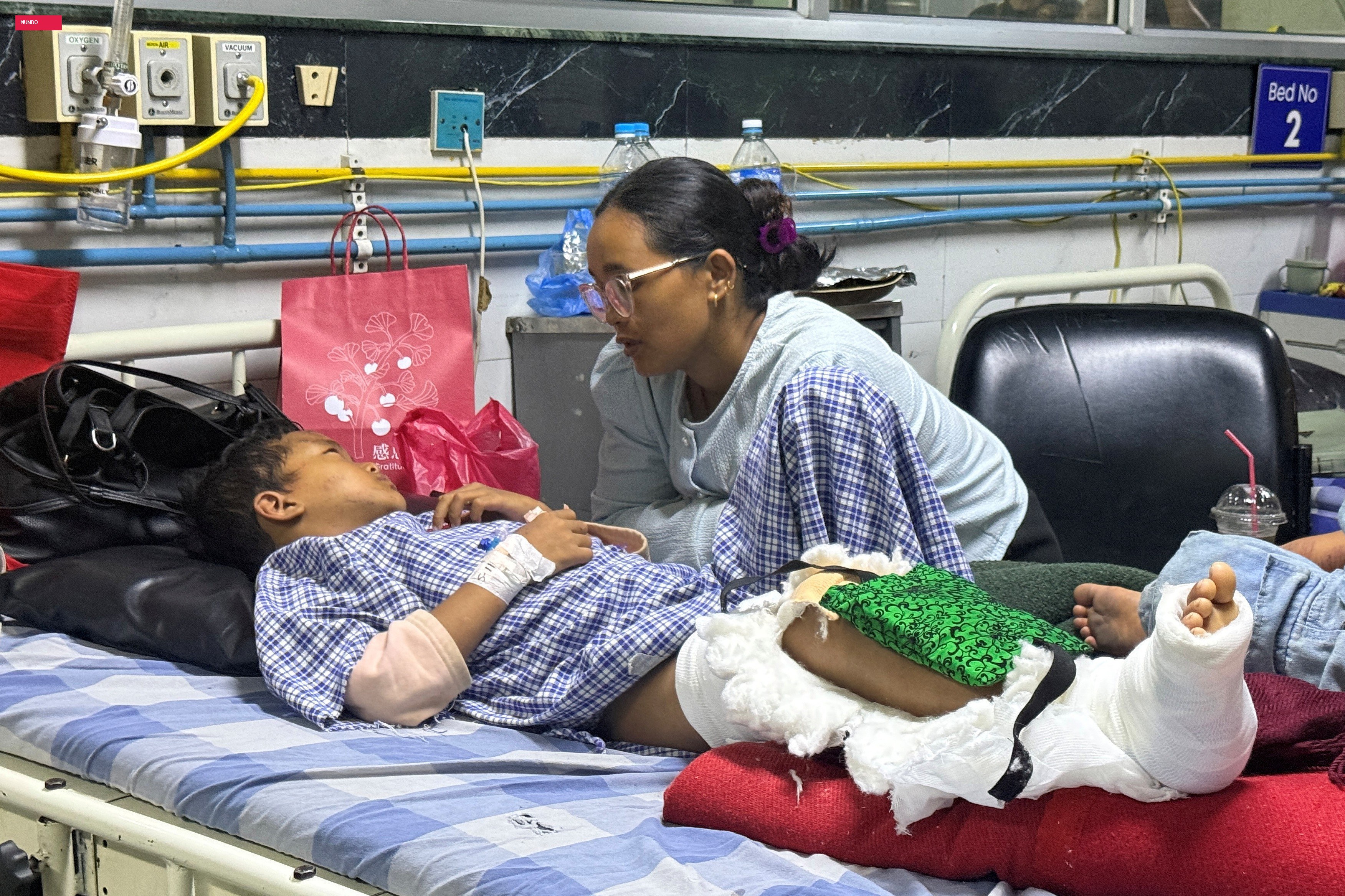Mãe reencontra filho de 8 anos que subiu em árvores para sobreviver à avalanche no Nepal: 'Achei que