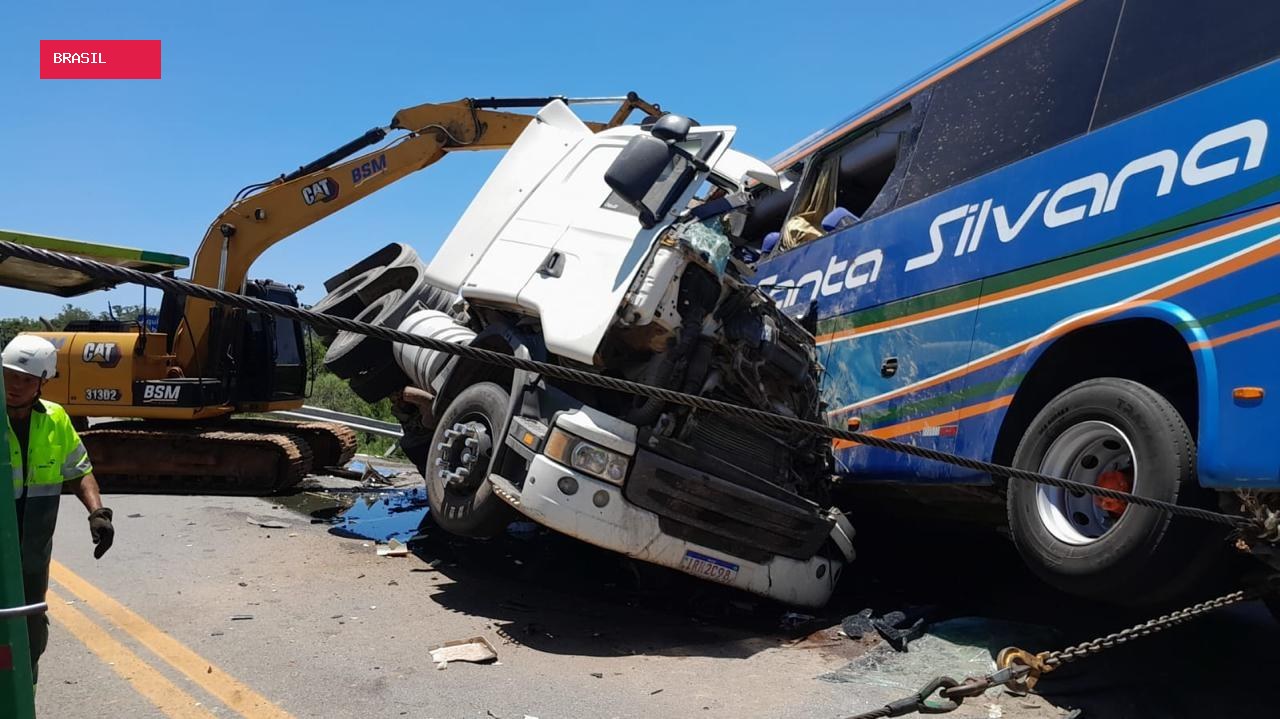 Motorista é denunciado por 11 mortes em acidente entre caminhão e ônibus na BR-116, no RS