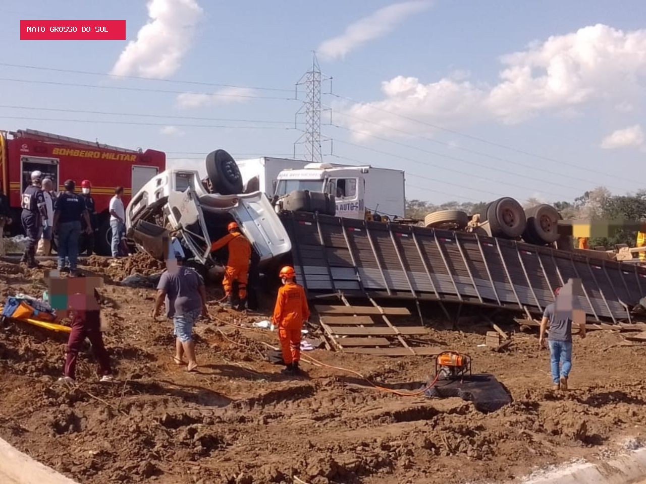 Força-tarefa mobiliza Exército, Bombeiros e Samu para resgatar motorista preso em caminhão na BR-262