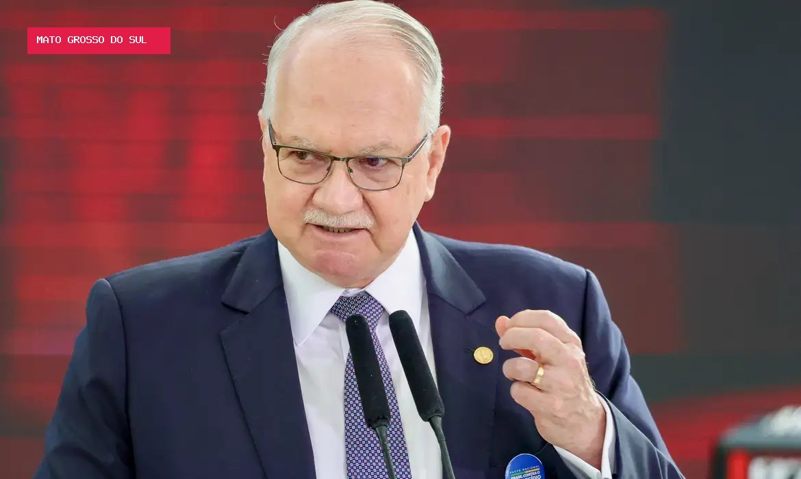 Fachin rejeita pedido de Flávio Bolsonaro para declarar Moraes suspeito no caso Dark Horse