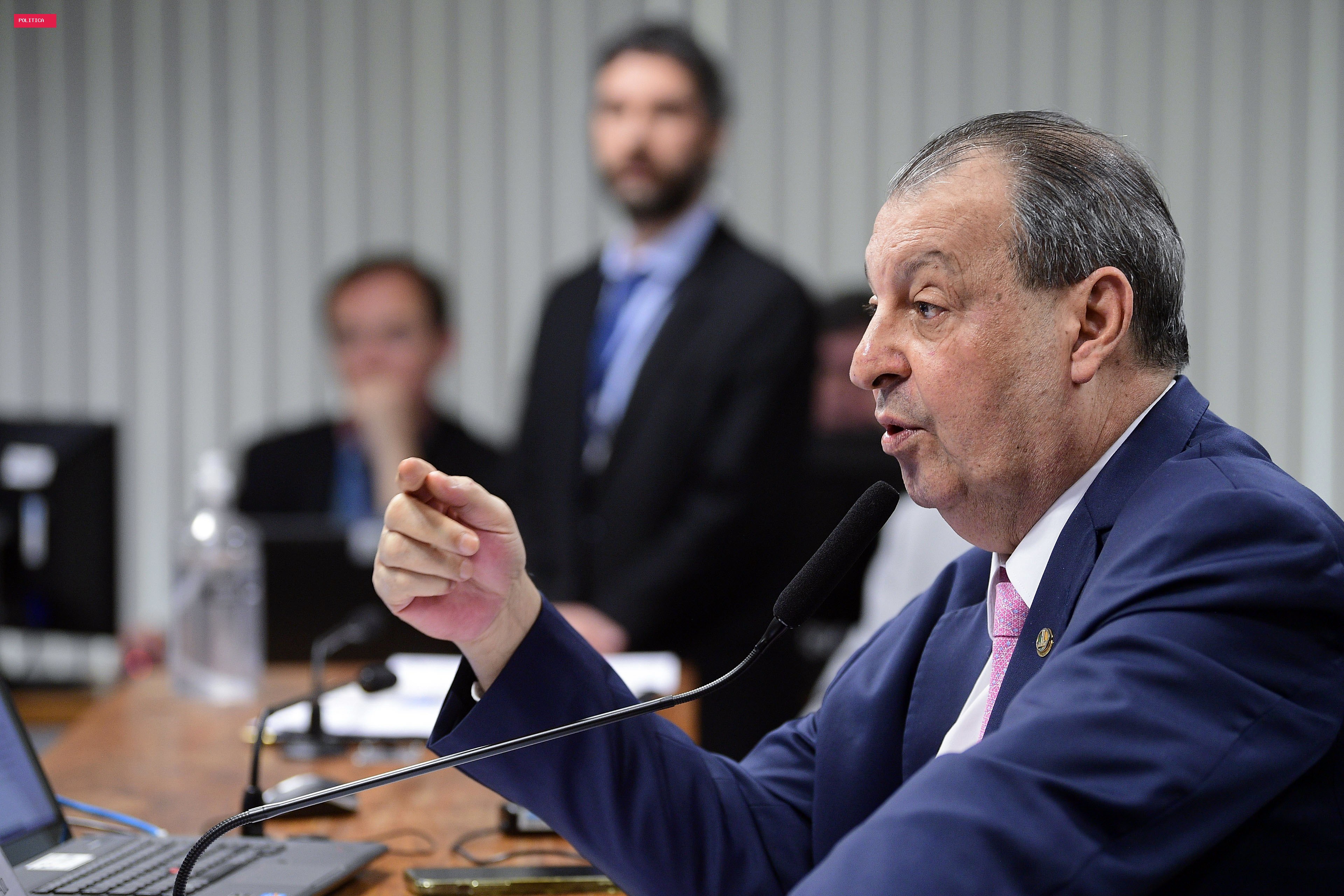Fim da 6x1: Aziz mantém relatório com mesmo teor de texto aprovado pela Câmara para acelerar votação no