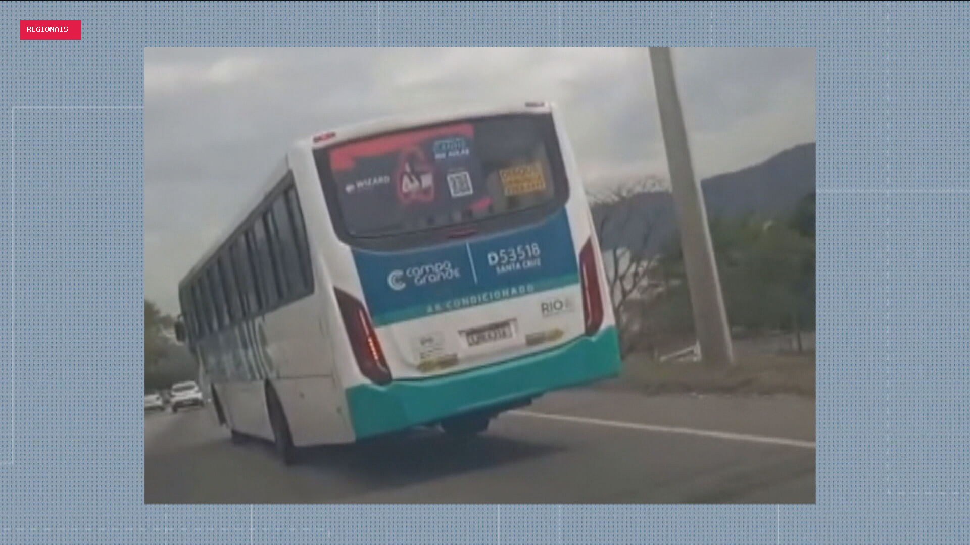 Ônibus circula inclinado na Avenida Brasil; veículo foi recolhido para manutenção