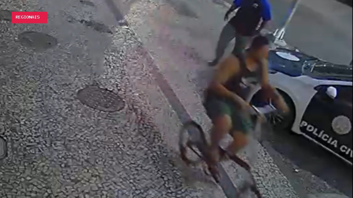 Segurança preso pelo espancamento de Cláudio Rafael chegou à DP para depor pedalando bicicleta usada pela