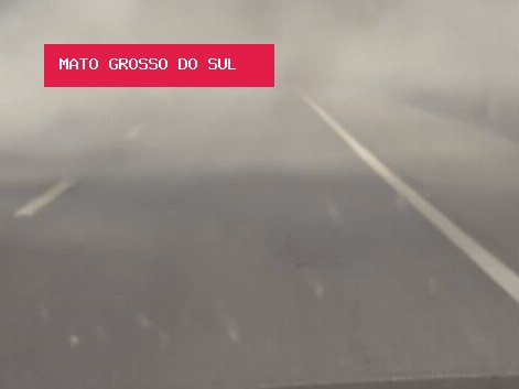 Fumaça de incêndio às margens de rodovia invade pista e reduz visibilidade