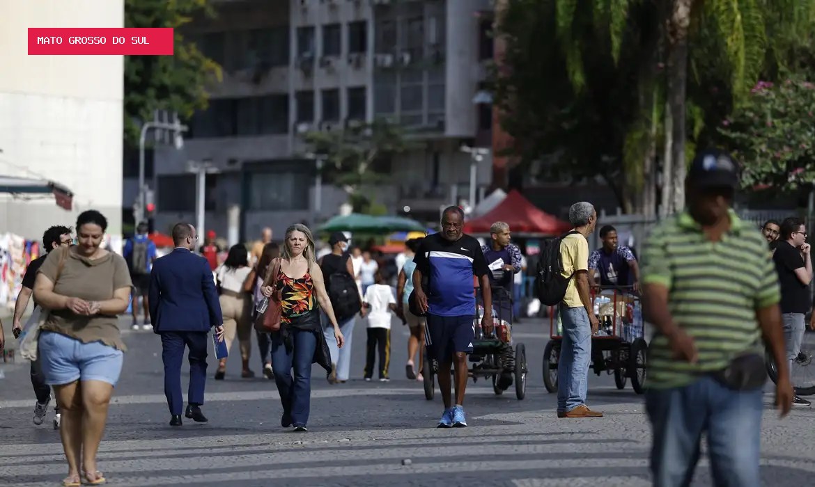 Brasil chega a 214,2 milhões de habitantes, mas crescimento desacelera em 2026