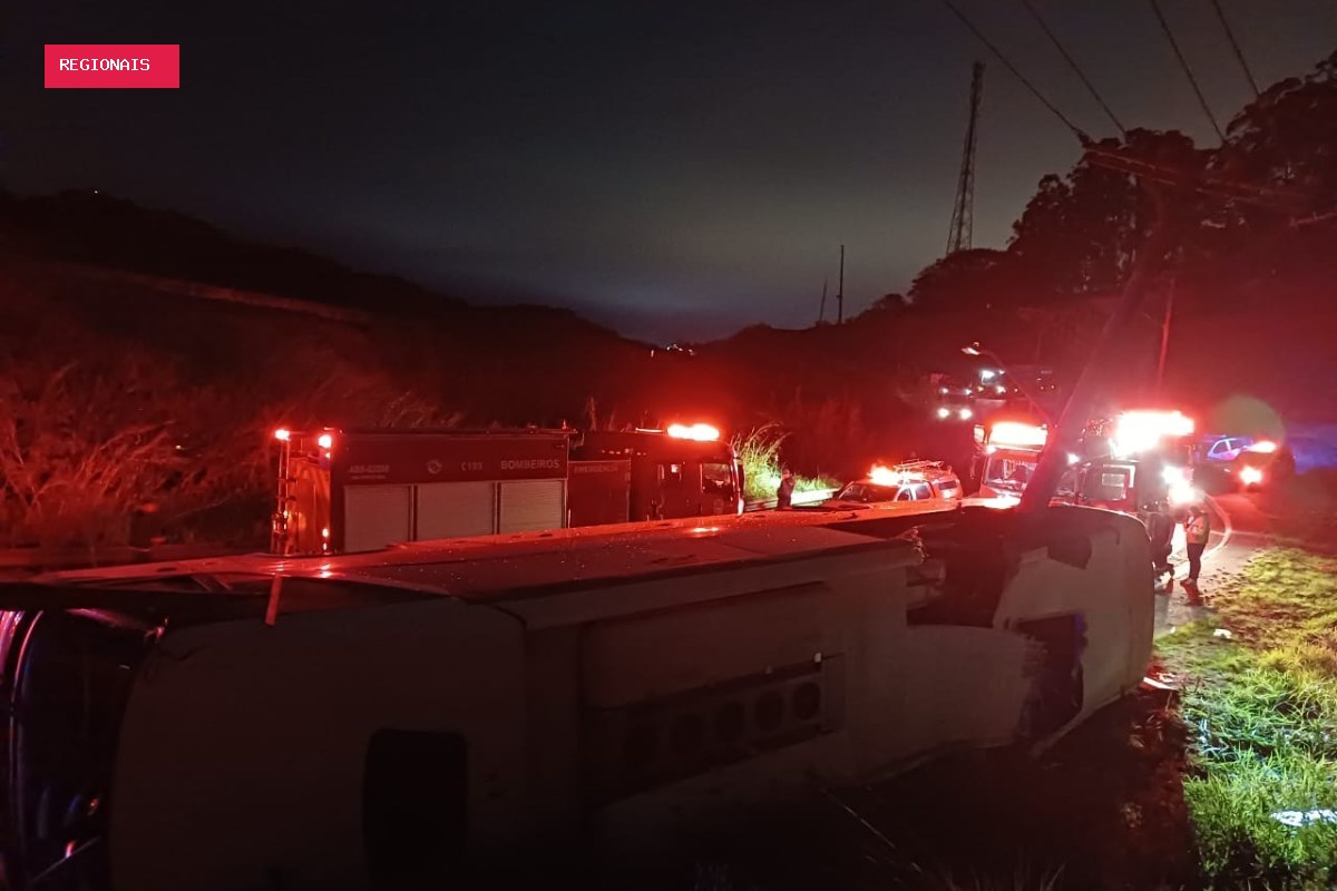 Ônibus bate em poste e deixa 10 feridos na zona norte de SP